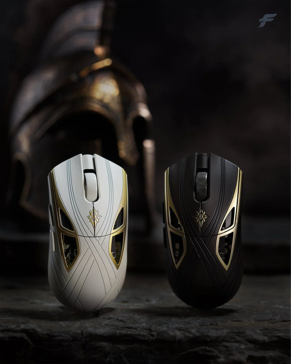 Finalmouse SLX Achilles สีขาว Son of Thetis และสีดำ Son of Peleus วางคู่กันหน้าหมวกนักรบกรีก